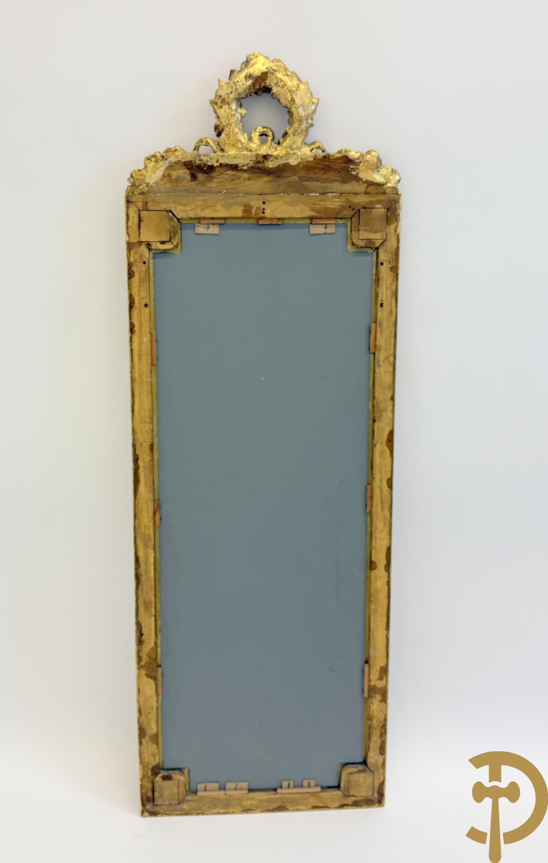 Vergulde console met Louis XVI motieven en amfoor  + vergulde spiegel met Louis XVI motieven