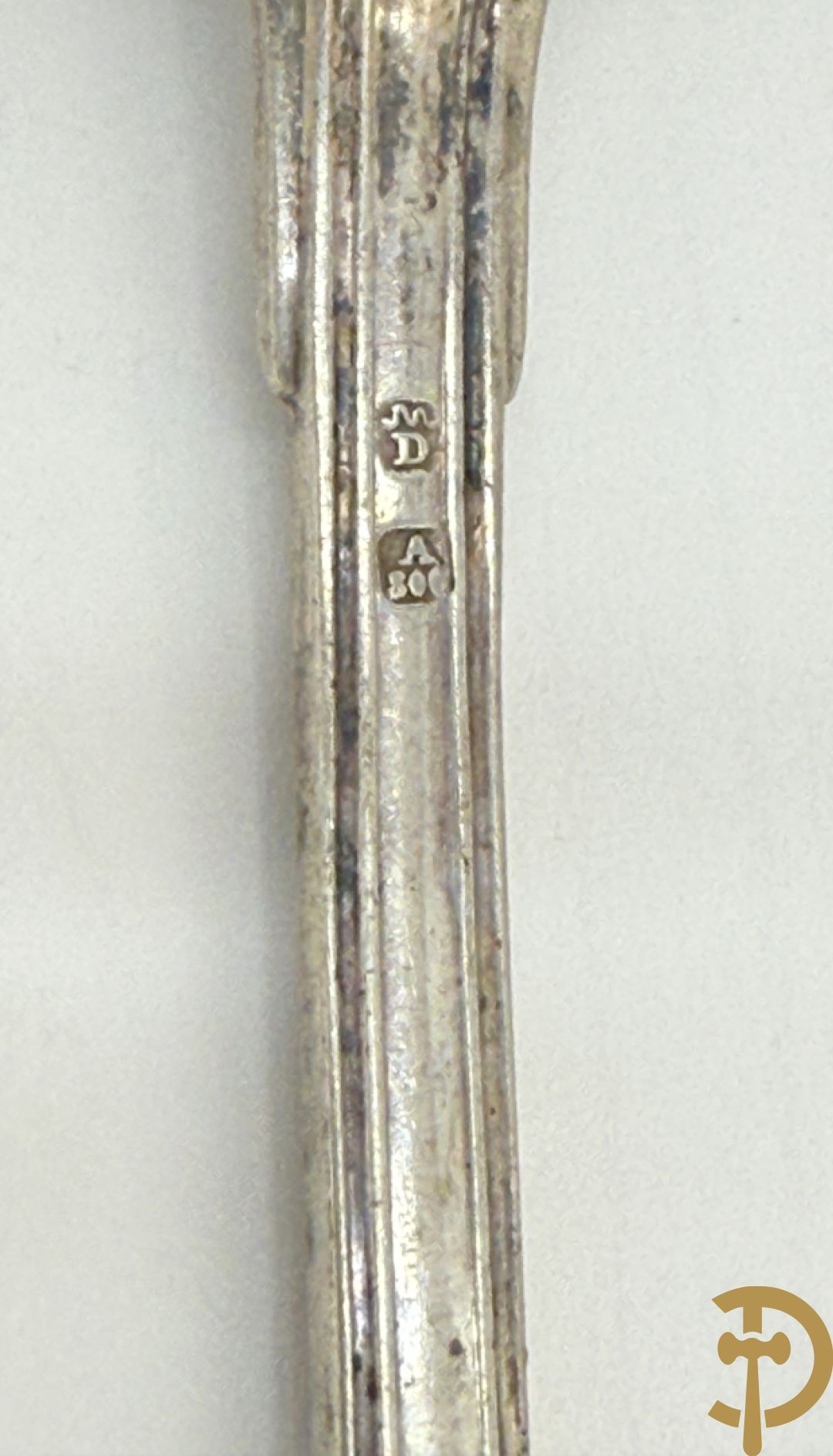 Massief zilveren bestek Louis Philippe model met initialen bestaande uit 13 soeplepels (853 gram), 9 vorken (657 gram), 3 dessertlepels (59 gram) en 1 pollepel (221 gram)