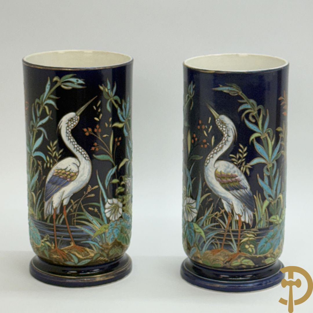 Paar vazen in gekleurde faience met decor van ooievaars in natuurlandschap