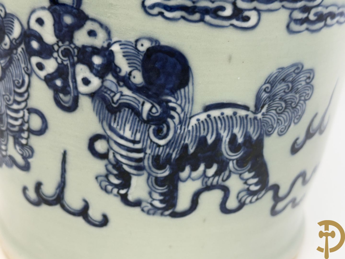 Chinese porseleinen celadon vaas met blauw/wit decor van fo honden