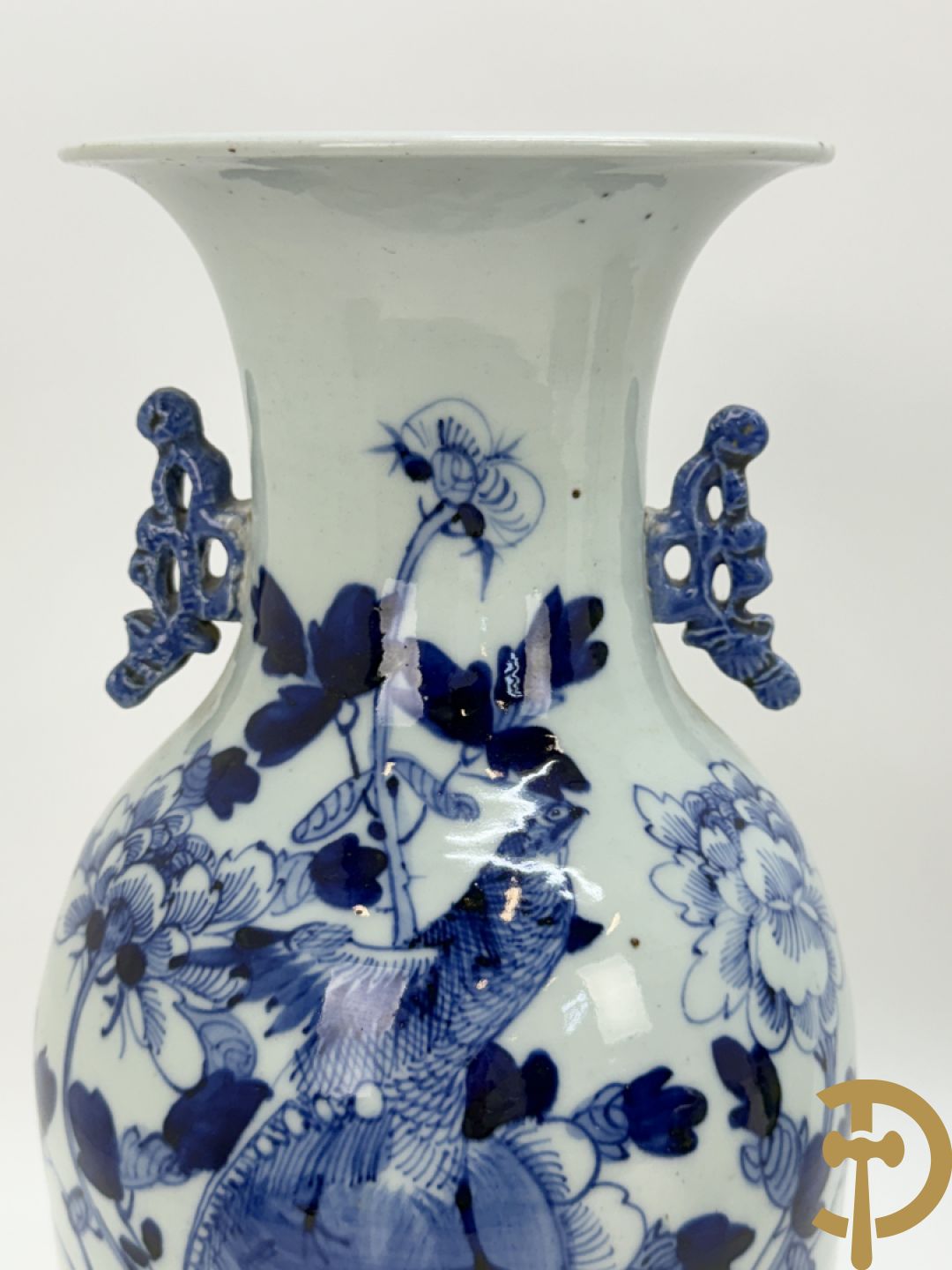 Twee Chinese porseleinen celadonvazen met blauw wit bloemen en vogeldecor + cachepot met vazendecor