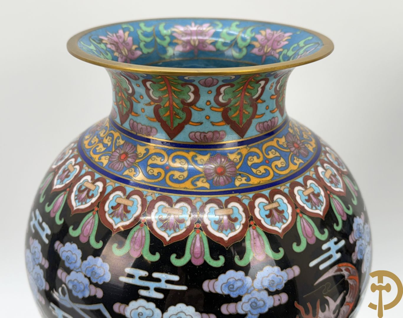 Paar cloisonévazen met bloemen en vogeldecor op zwarte fond - op houten sokkel