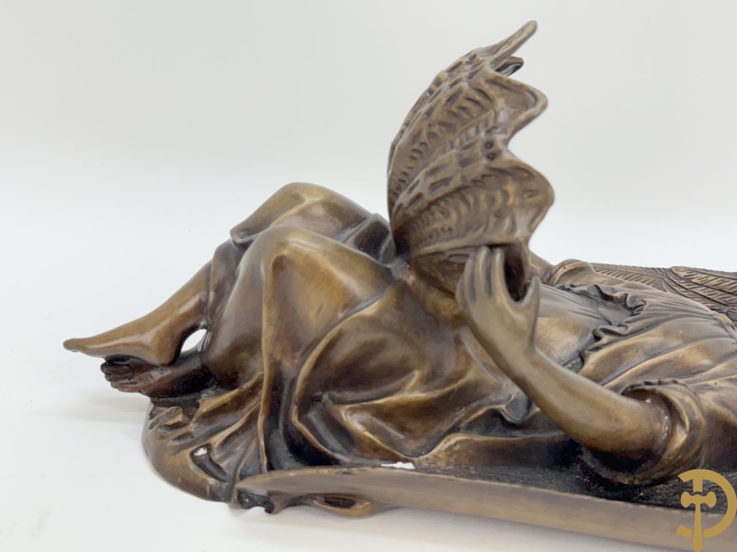 Bronzen wijwatervat van een engel dragende een rocailleschelp