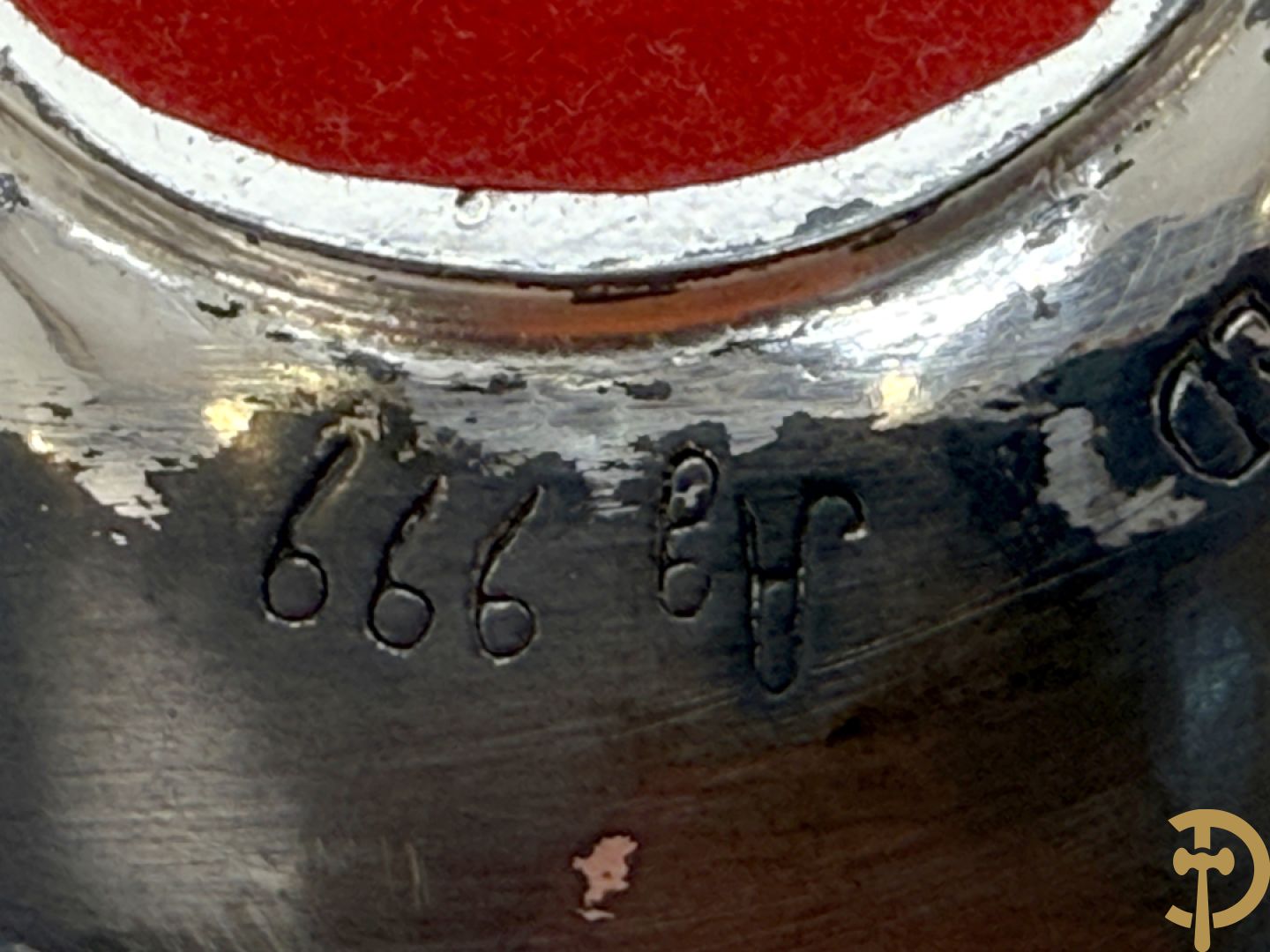 Grieks orthodox ei met 4 religieuse scènes met zilver bekleed.