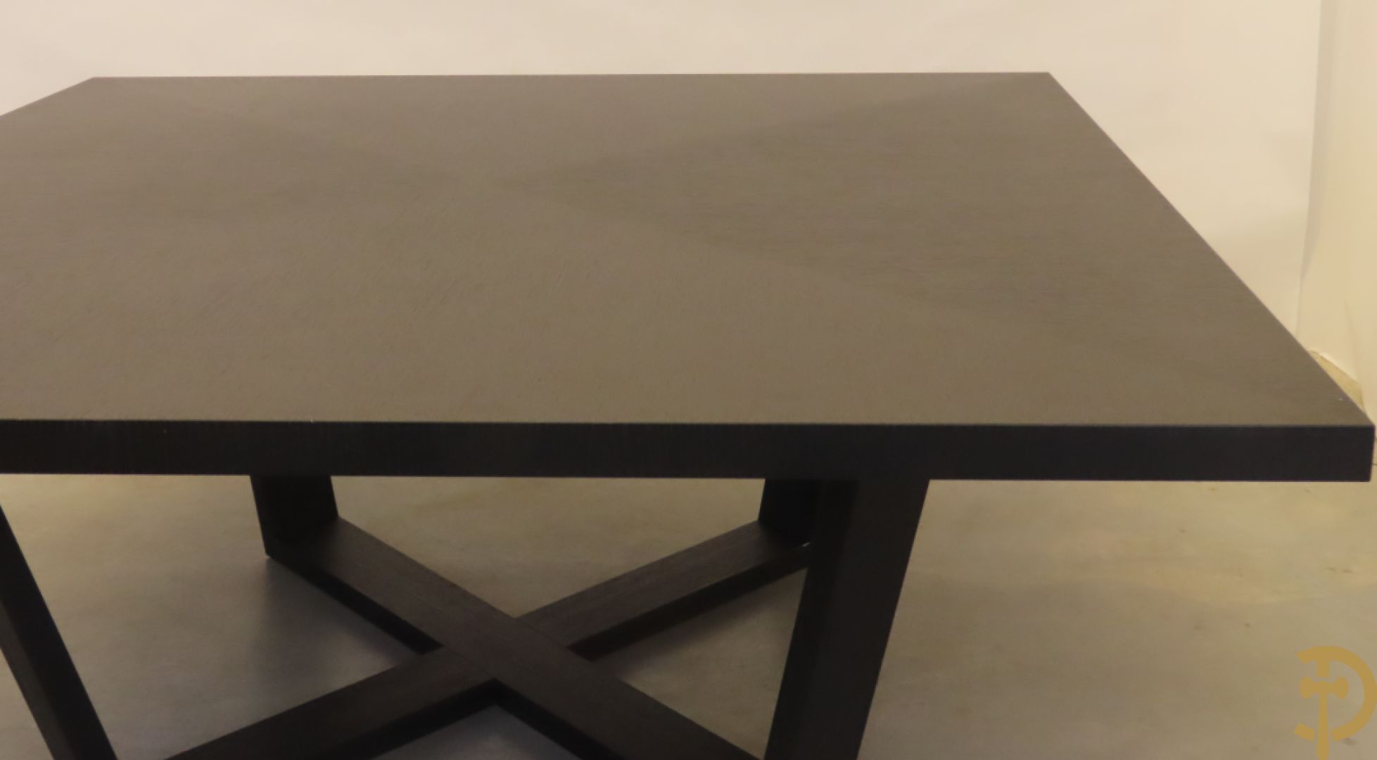 Grote moderne vierkante tafel met zwartgelakt ruitvormig fineer op kruisvormige voet, Maxalto uitgegeven door B & B Italia