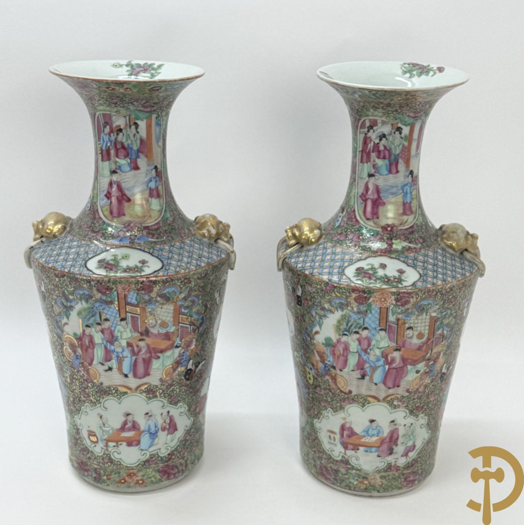 Paar Chinese porseleinen famille rose Kanton vazen met geanimeerd decor en zijdelings met fo honden
