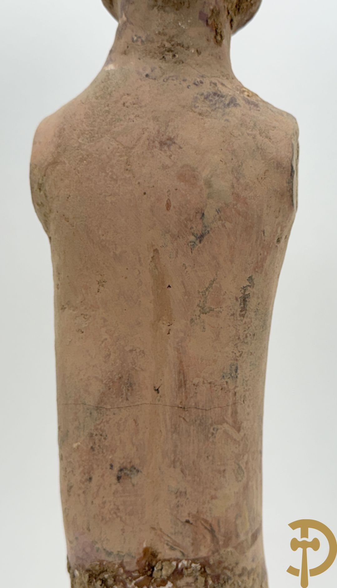 Terra cotta figuur van een Chinese staande man, Han dynastie, tussen 202 voor Christus en 240 na Christus, grafvondst uit Xian bij aanleg van de luchthaven