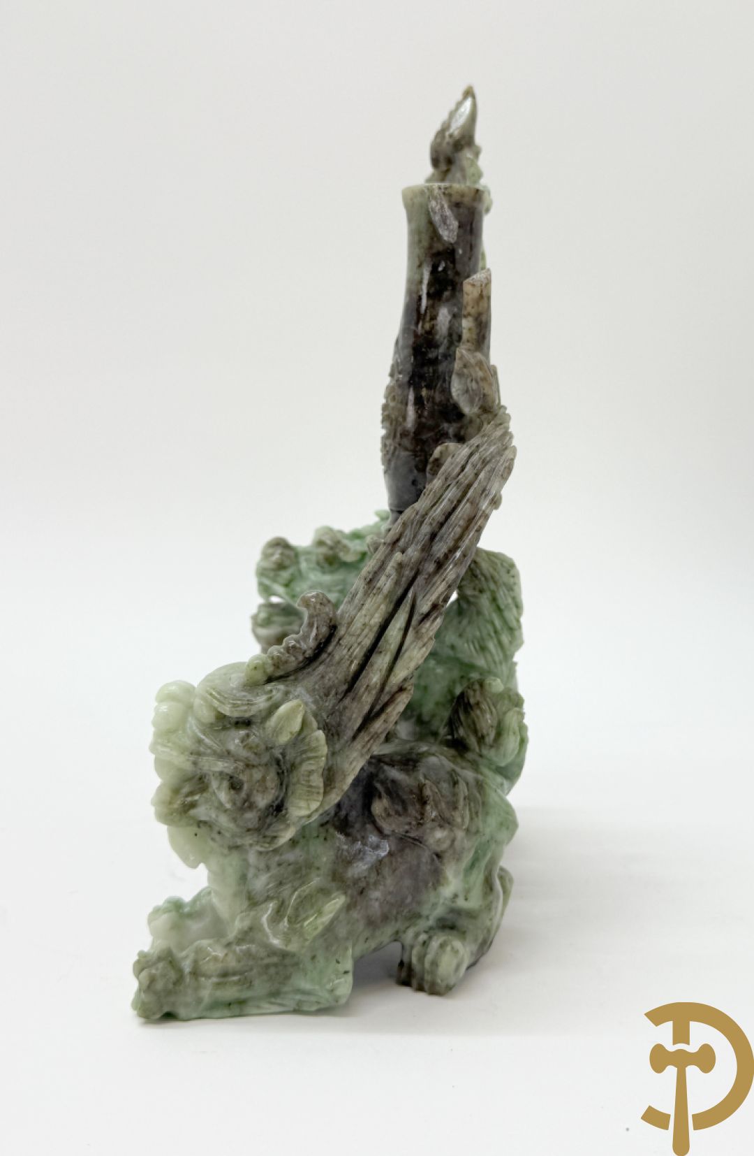 Sculptuur in speksteen van natuurtafereel met vogels en pioenrozen + speksteen sculptuur tafereel van 2 fo honden en vaas