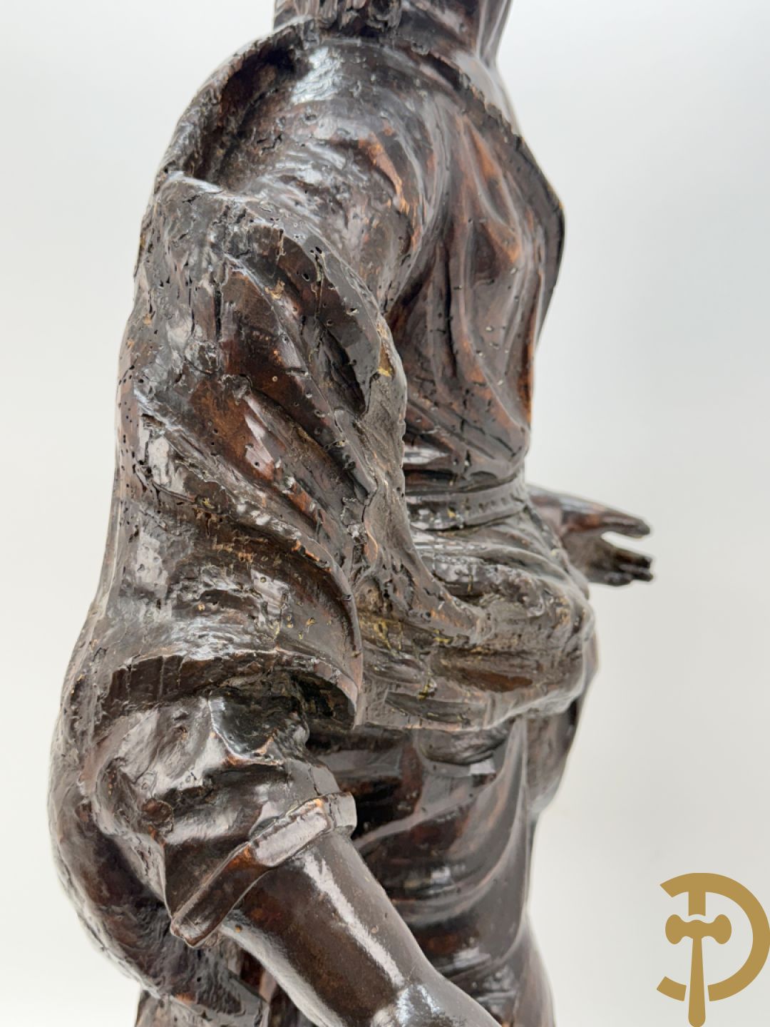 Houtgesculpteerde antieke religieuse voorstelling van evangelist, 18e