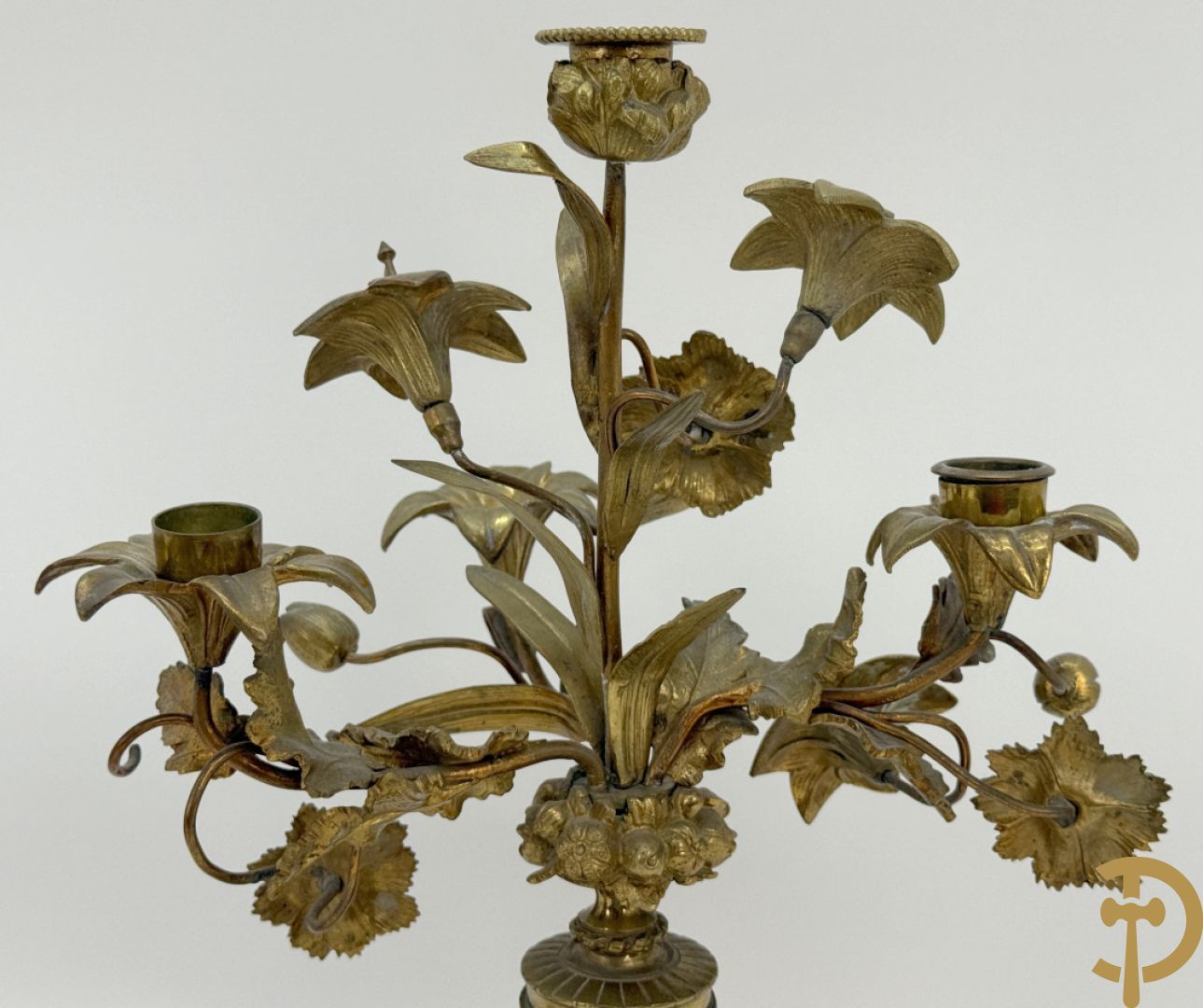 Paar bronzen kandelaars met guirlande en bloemenmotieven