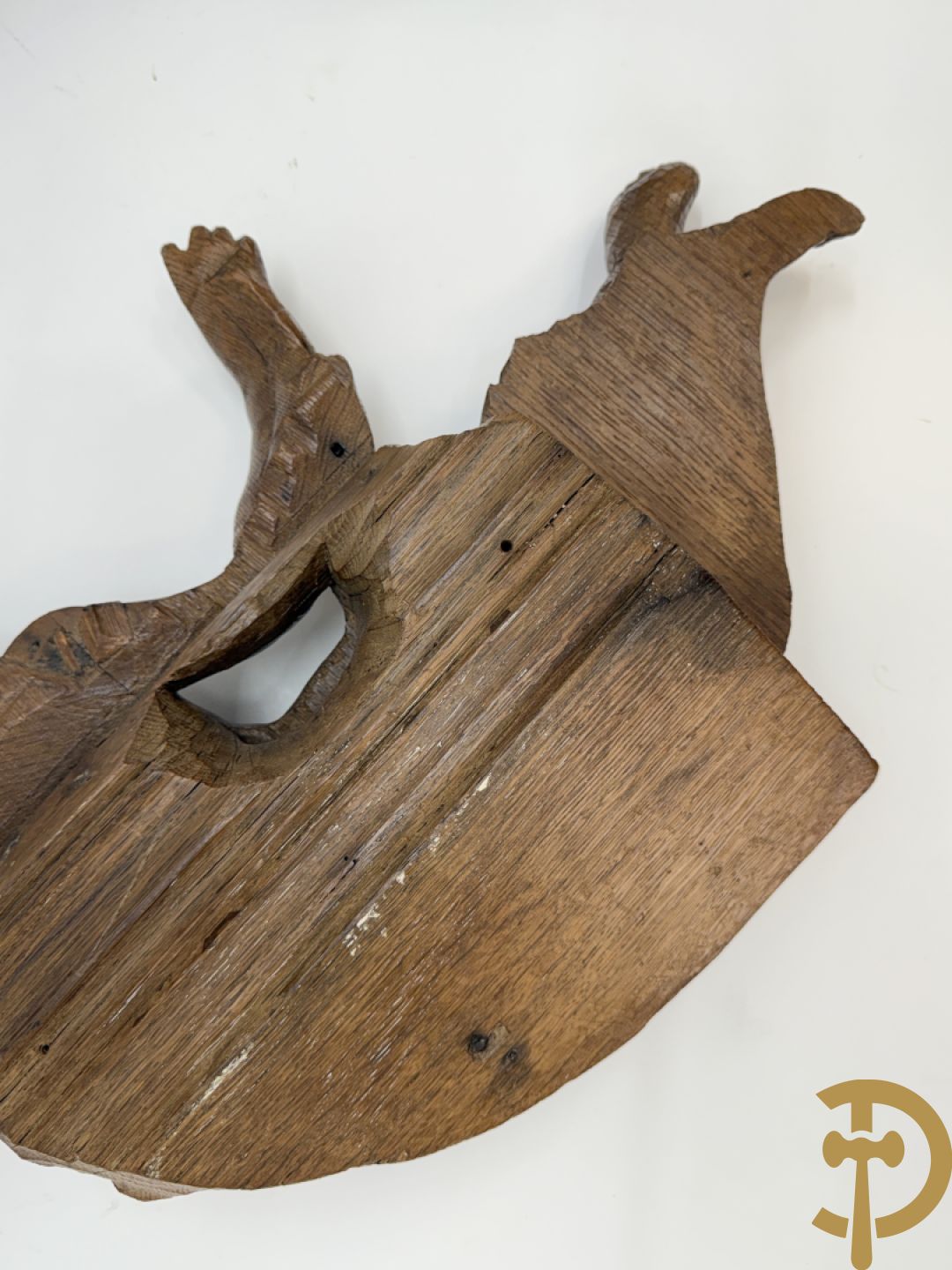 Paar houtgesculpteerde engelen als fragmenten uit een groter geheel