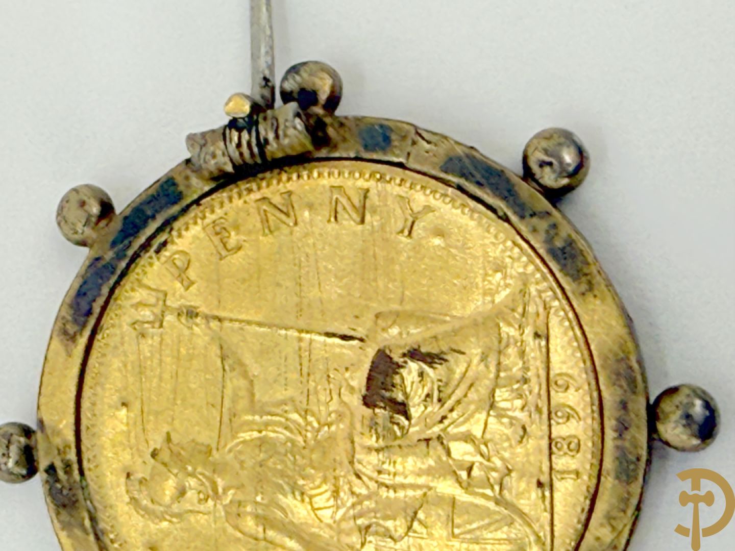 Broche gemaakt van half penny 1899 + dasspeld gemaakt van een California Fractional Gold Token met een Indiaans hoofd