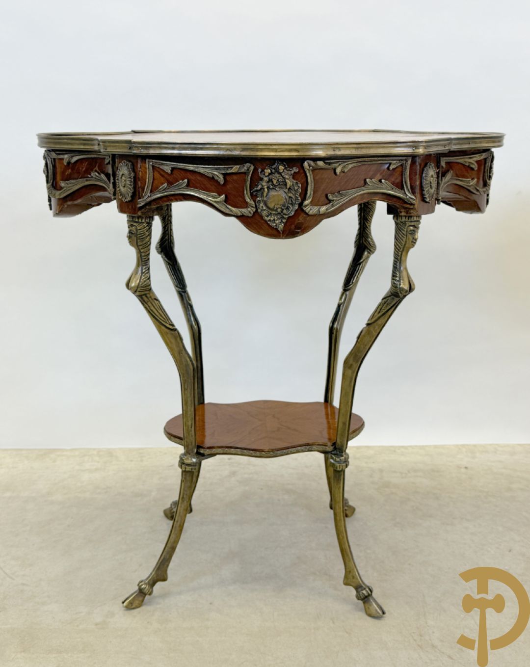 Paar mahoniehouten bijzettafels, Louis XV stijl, met bronzen ornamenten en bronzen bokkepoten - Replica