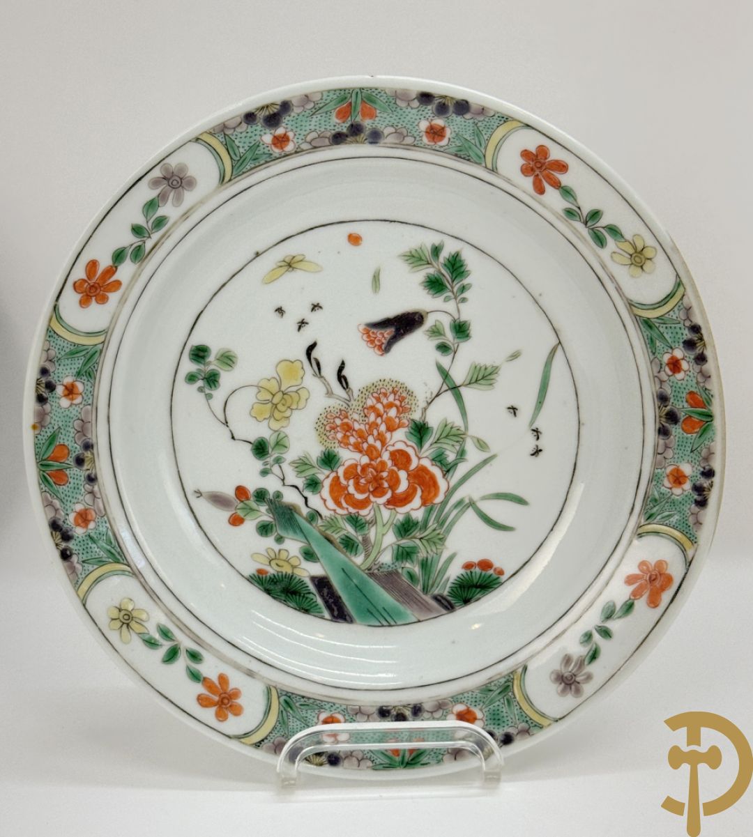 Chinese porseleinen ballustervormige vaas, King Long  + 2 porseleinen bordjes met bloemendecor + 2 bordjes met vazen- en bloemendecor + kopje en schoteltje Imari + dekselpotiche met vogel en bloemendecor