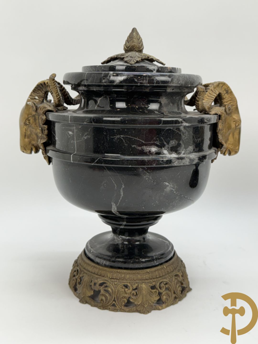 Paar marmeren cassolettes bezet met bronzen ramskoppen