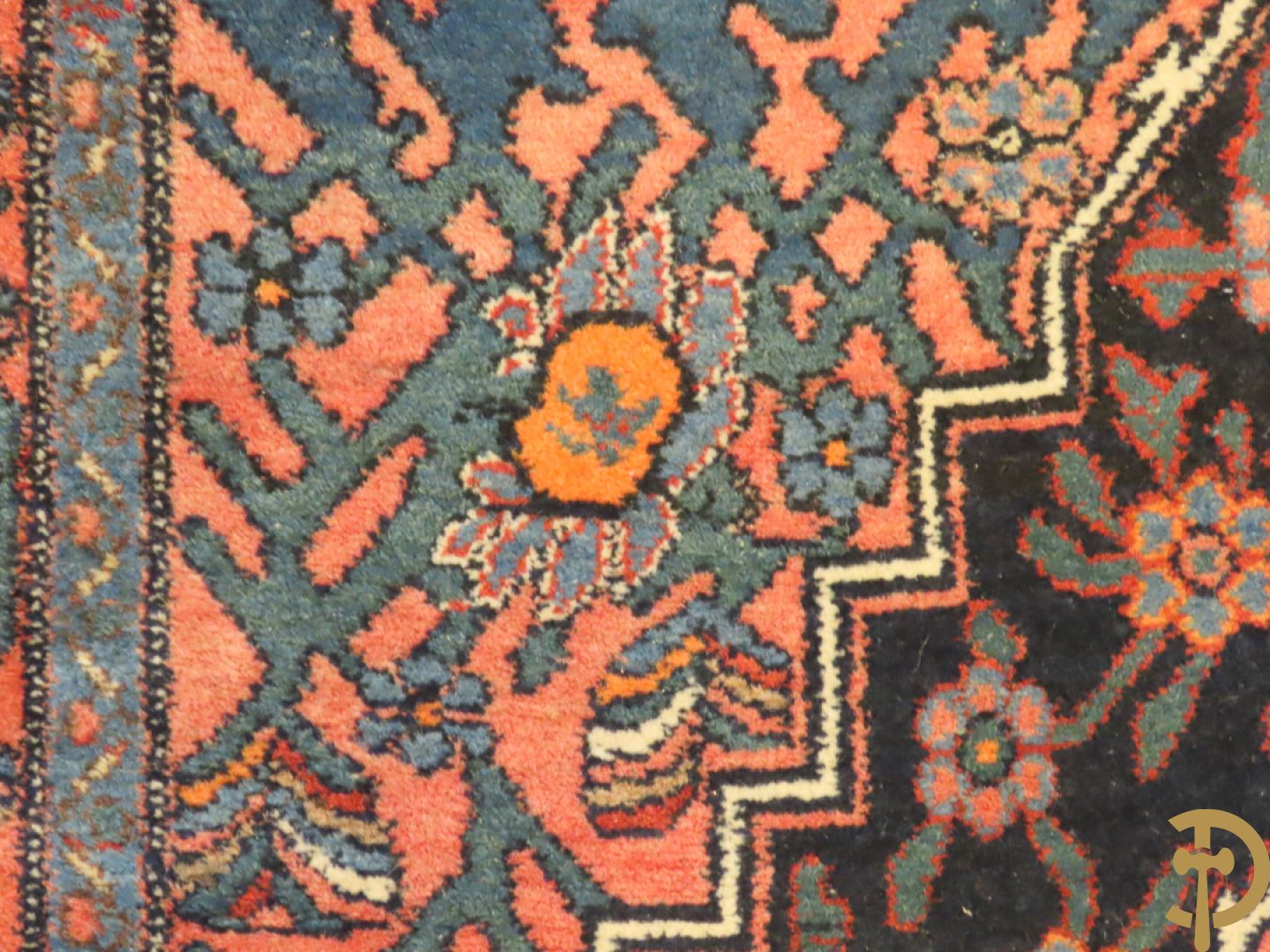 Perzische handgeknoopte loper met geometrische patronen + Perzissch handgeknoopt tapijt Senneh + Oosters handgeknoopt tapijt met bloemendecor + bidtapijtje