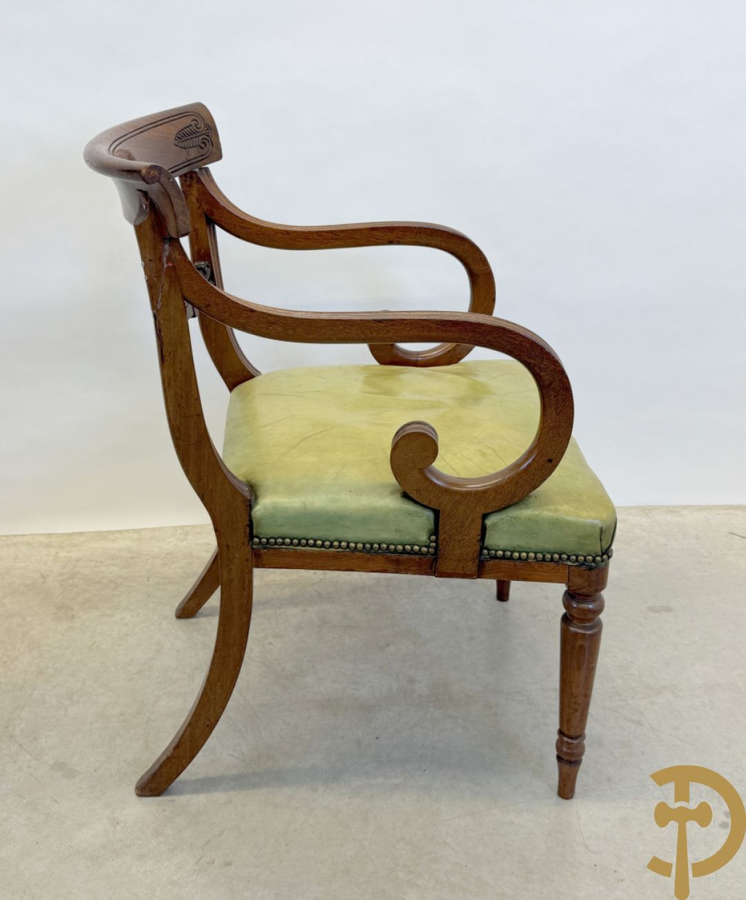 Set Engelse mahoniehouten stoelen met gondelvormige rug en lederen zitting (2 armzetels en 4 stoelen)