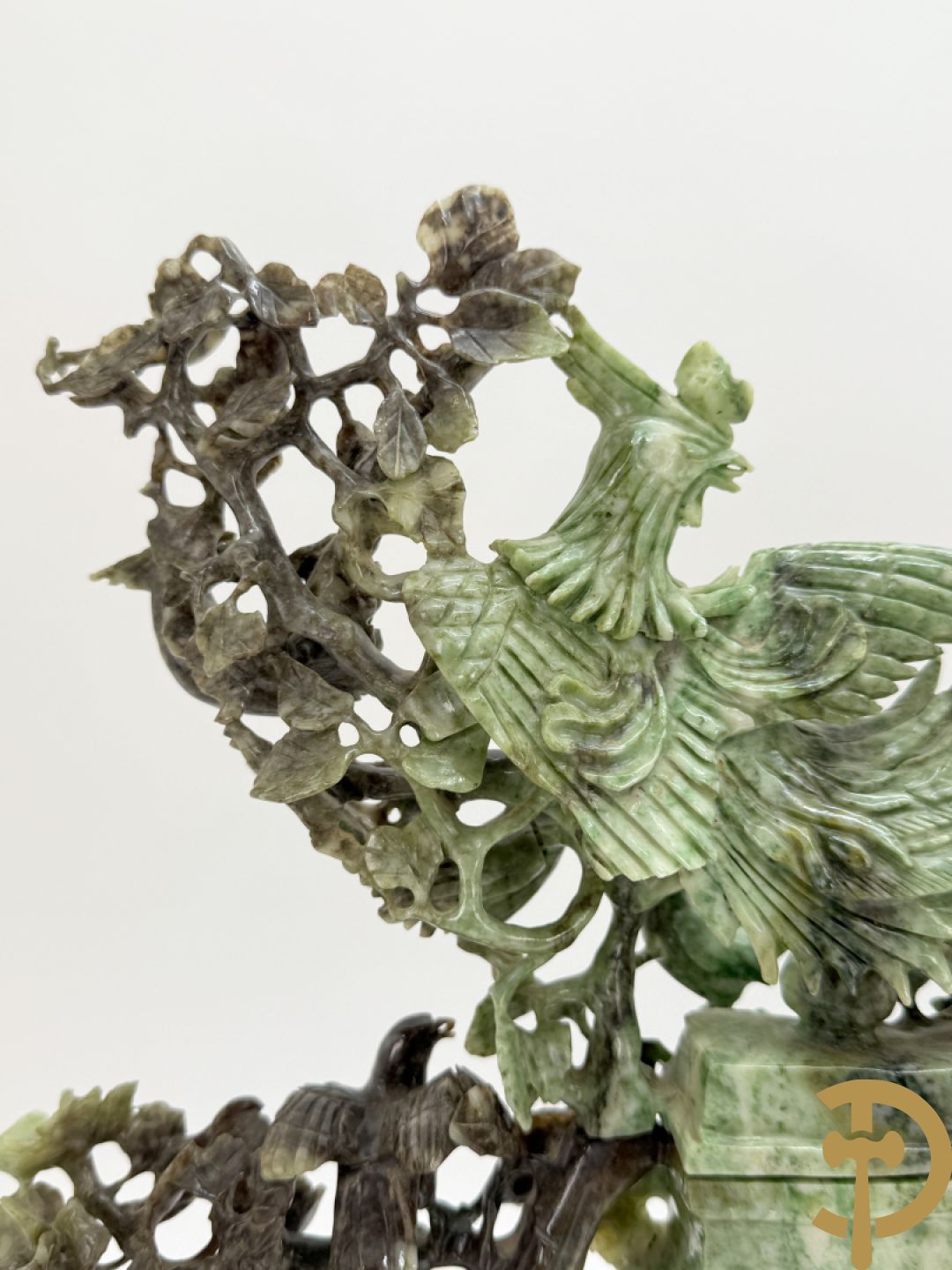 Chinese handgesculpteerde sculptuur in speksteen met amfoor, bloemen en vegelmotieven (tweedelig)