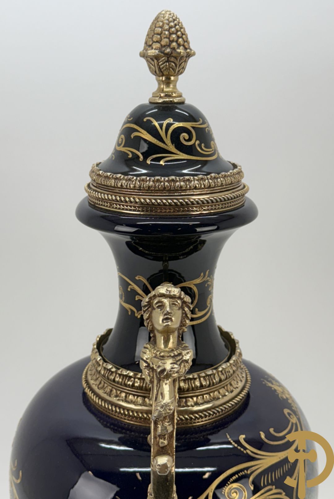 Blauwe porseleinen vaas met lieftallig decor, Sèvres stijl, bezet met bronzen ornamenten