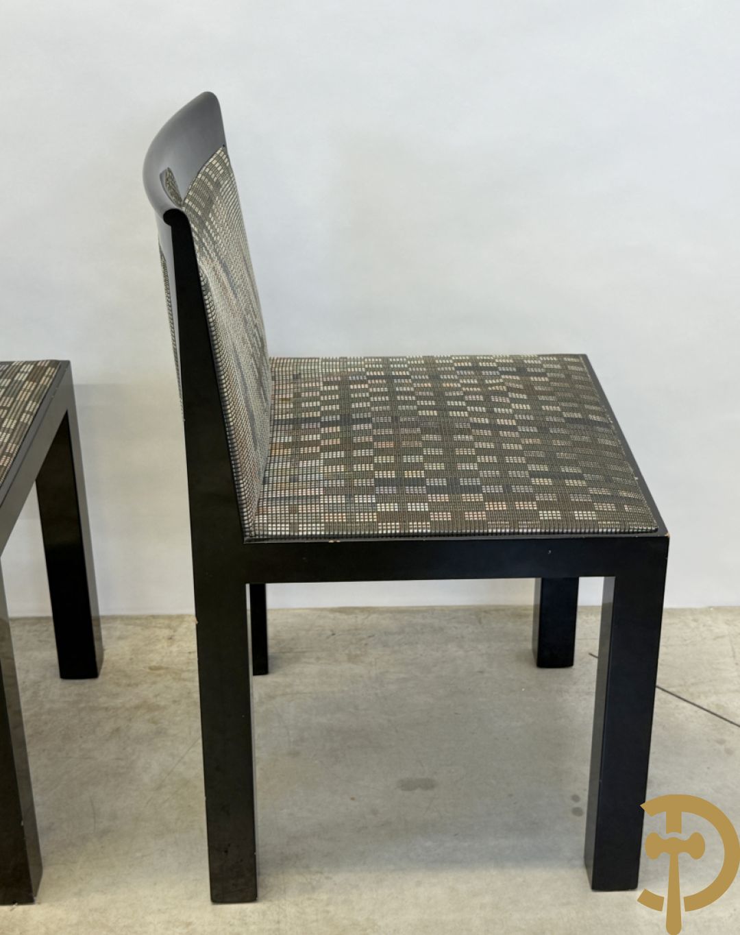 Zwartgelakte uittrekbare vintage designtafel met 4 bijhorende stoelen model 