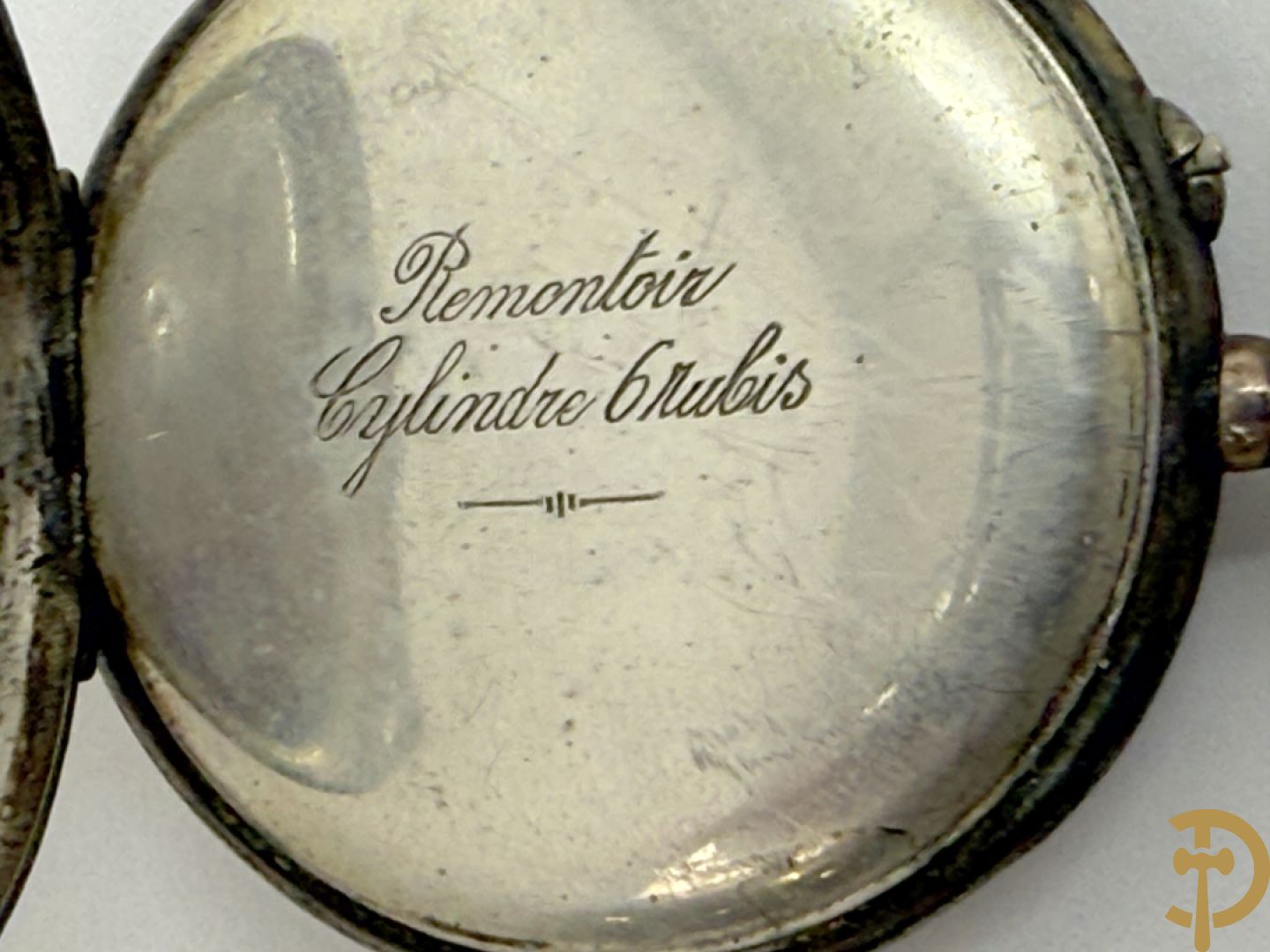 Vier 19e zakhorloges met Romeinse cijfers w.o. zilver + 2 zakhorlogekettingen