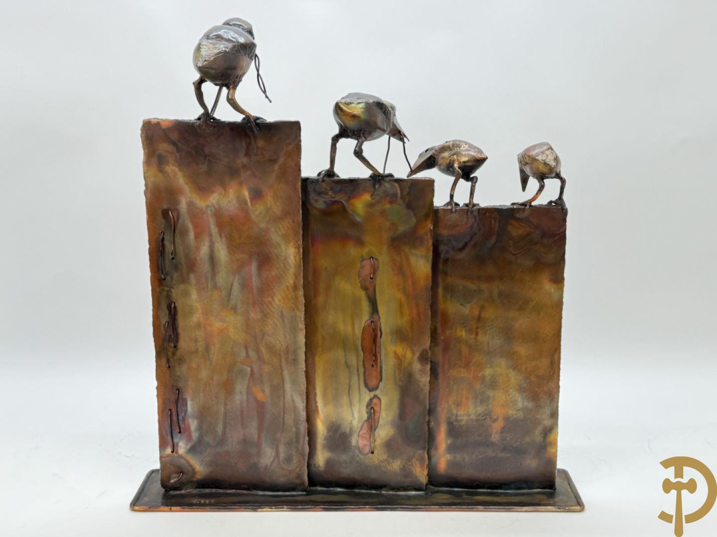 BEL J. getekend (Belaen Jean Pierre) Bronssculptuur met 4 vogels op schutting