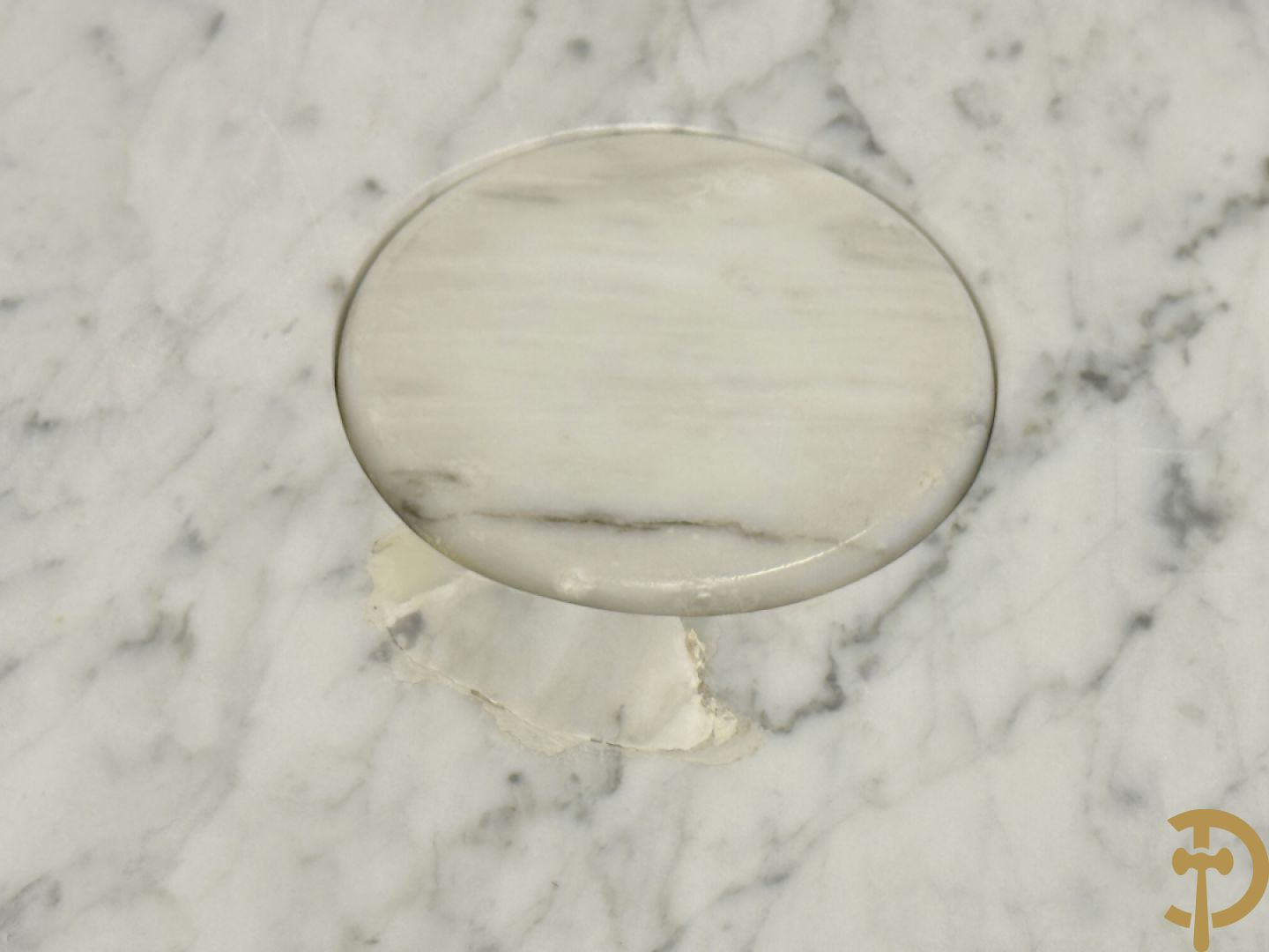 Italiaanse cararamarmeren designtafel op centrale konische voet, ontworpen door Angelo Mangiarotti, jaren 