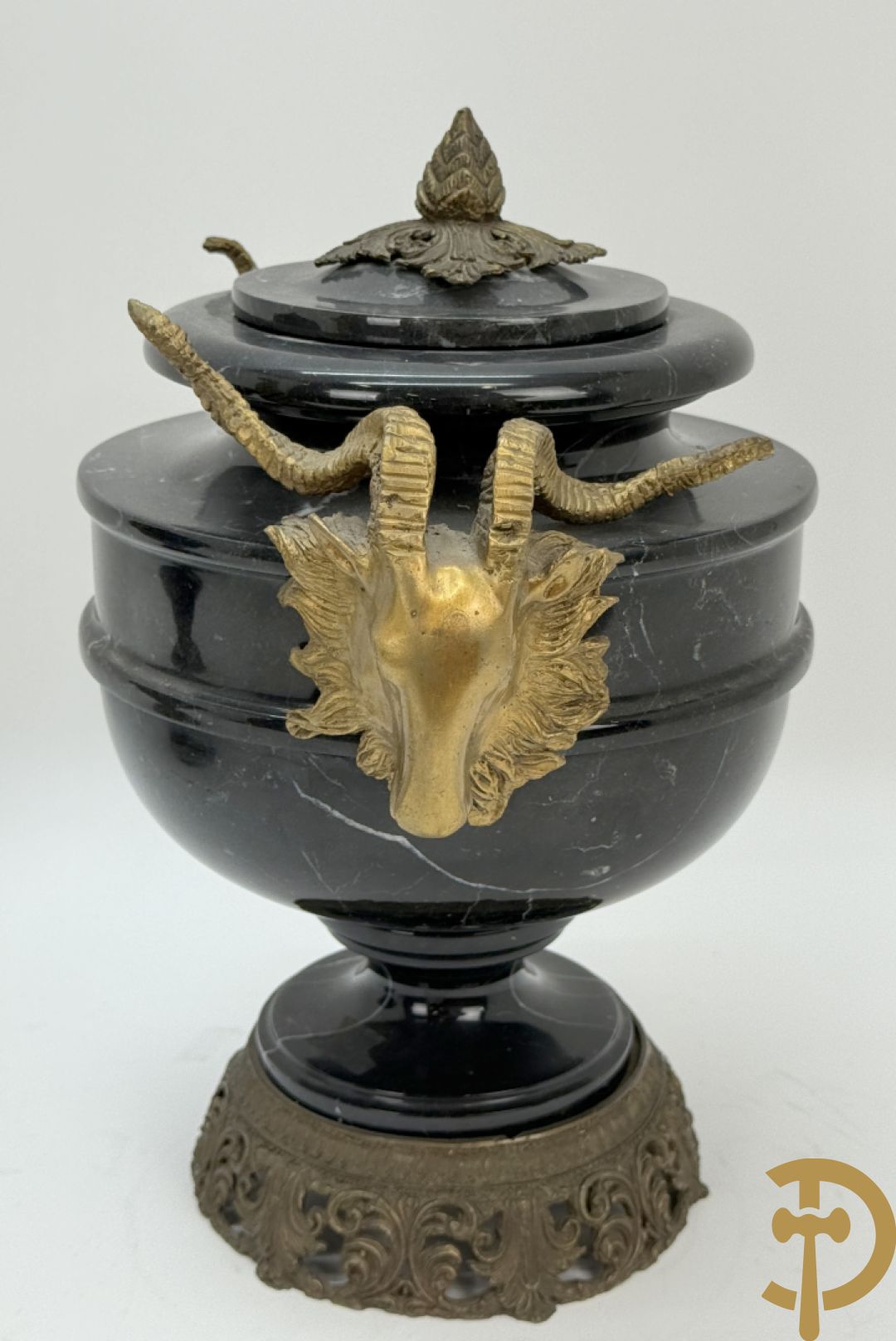 Paar marmeren cassolettes bezet met bronzen ramskoppen