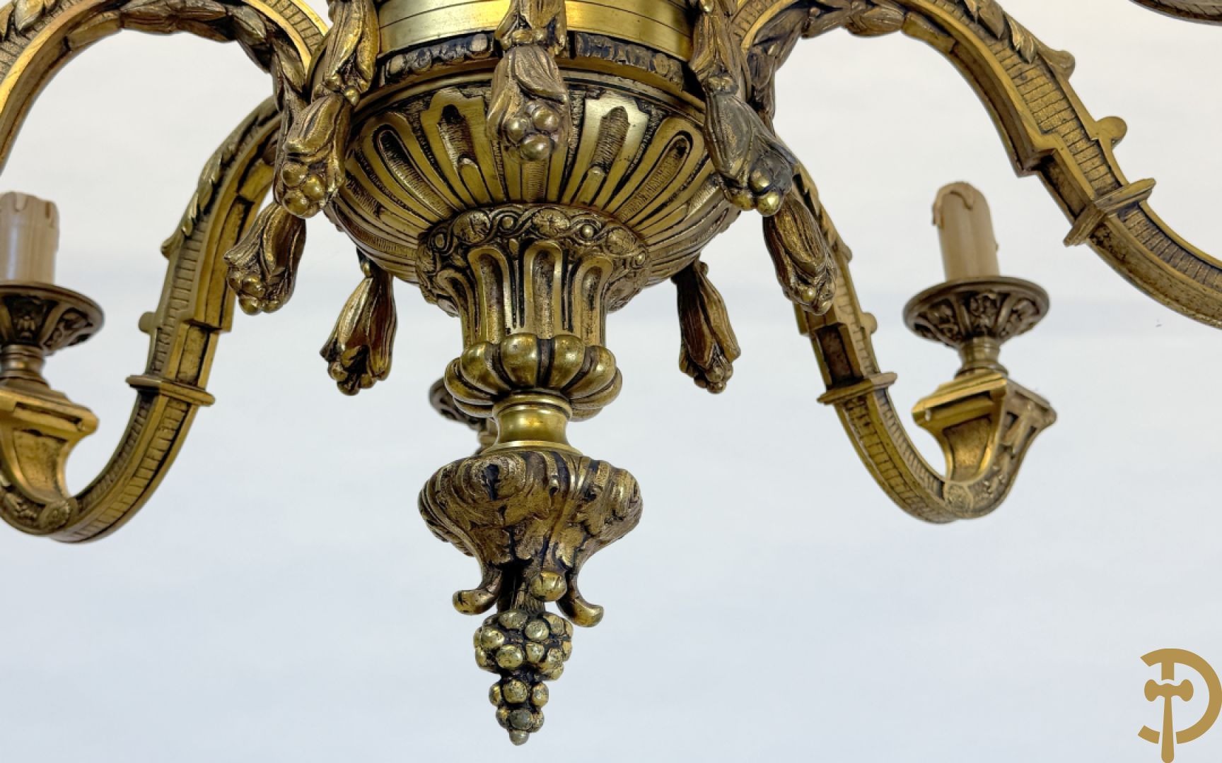 Bronzen achtarmige mazarin luchter met ridderhoofden en accanthusranken