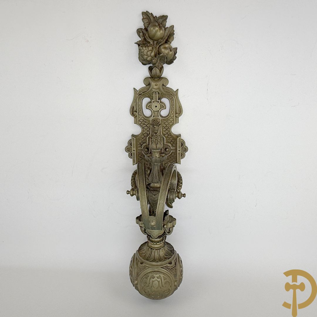 Bronzen wandappliek met accanthusranken en fruitmotieven