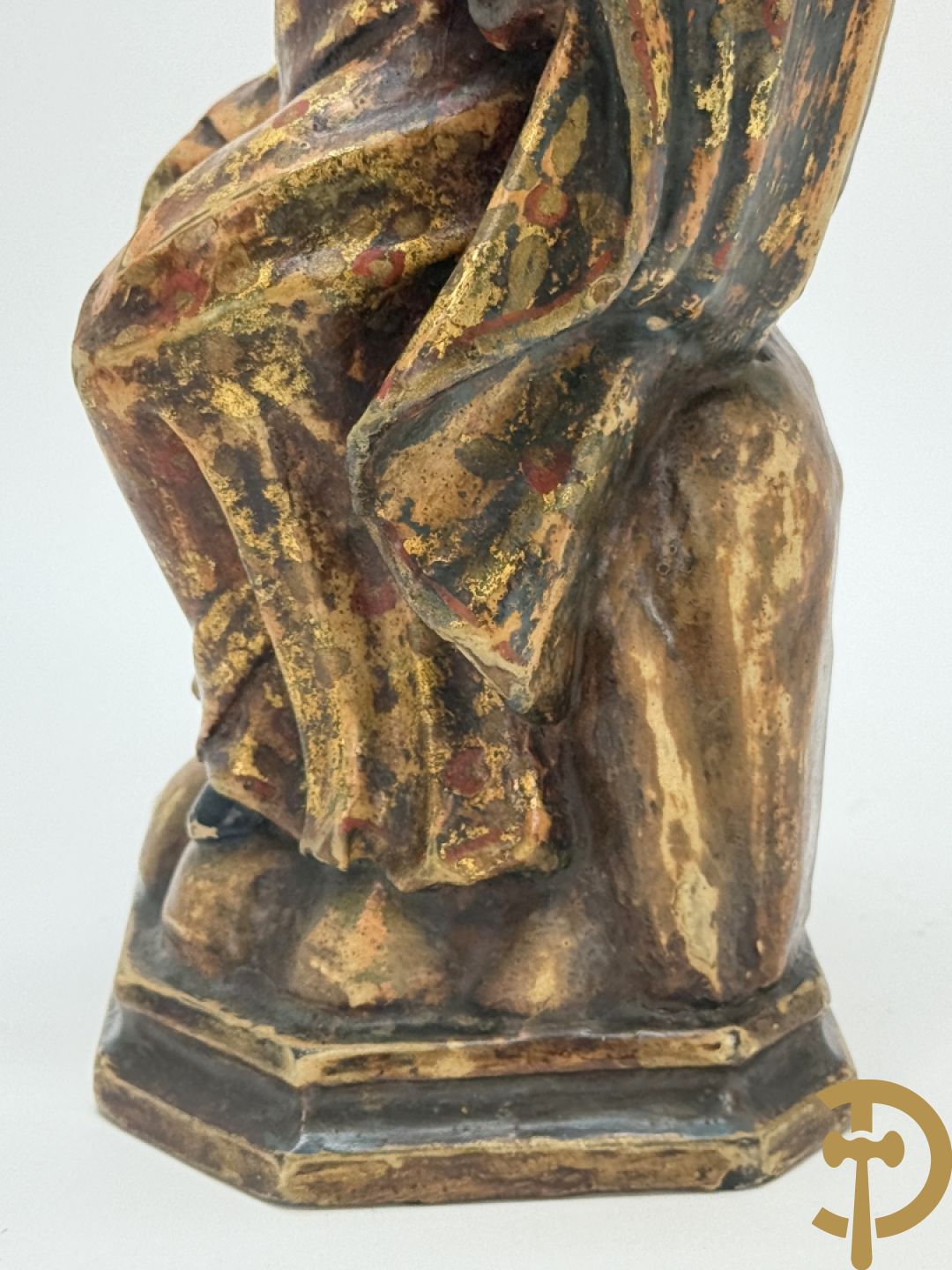 Gepolychromeerde houtsculptuur van zittende dame