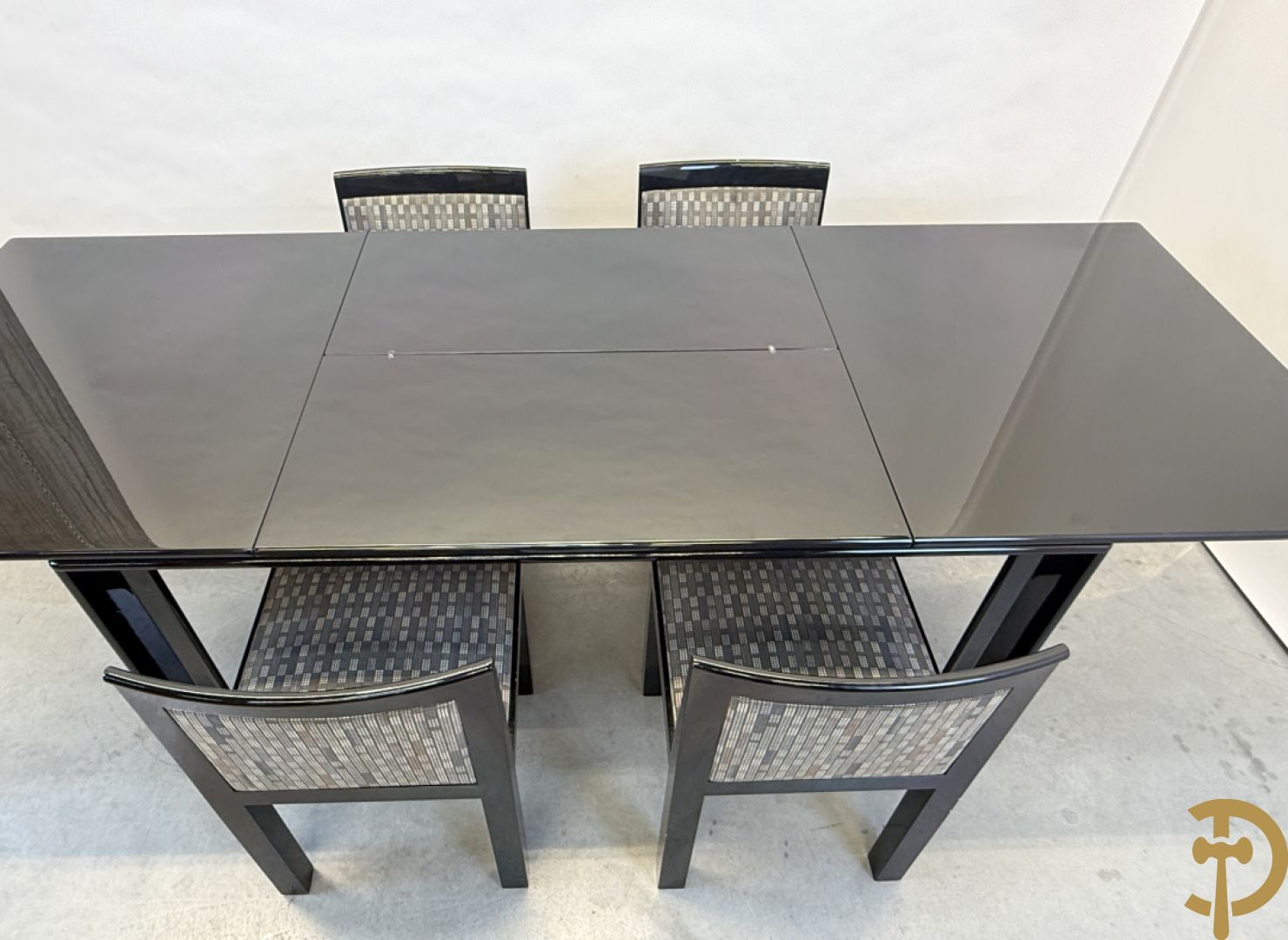 Zwartgelakte uittrekbare vintage designtafel met 4 bijhorende stoelen model 