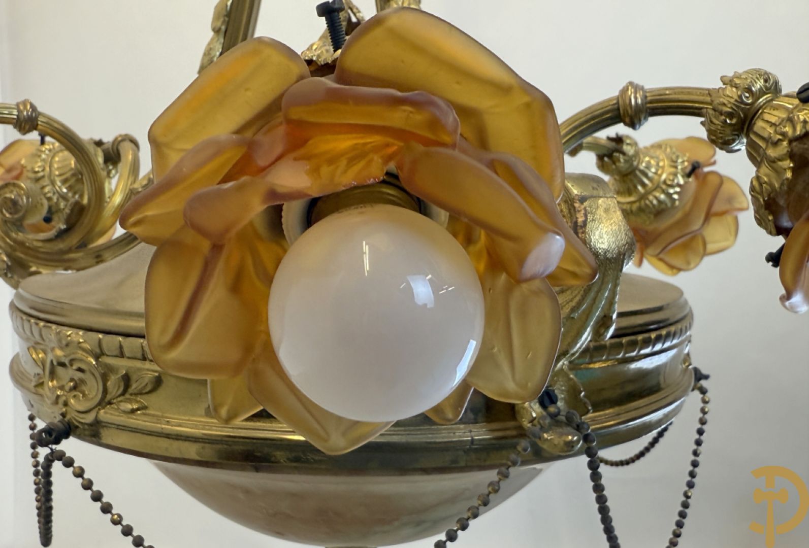 Vuurvergulde bronzen luchter met 9 lichtpunten bezet met roosjes en albast coupe onderaan