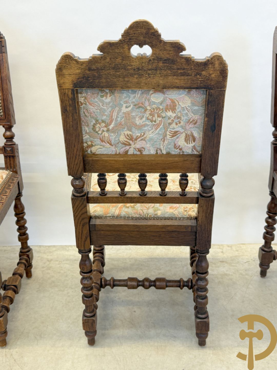 Massief eiken dolfijnetafel met knorrenlijst en leeuwenkoppen, Neo Renaissence stijl + 6 eiken stoelen met sculptuur