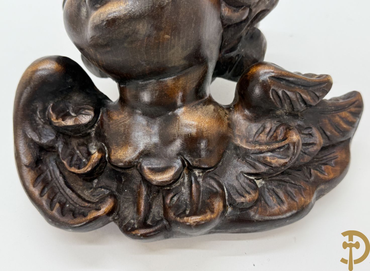 Houtsculptuur van gepolychromeerd engelenhoofd + engelenhoofd + sculptuur van accanthusrank