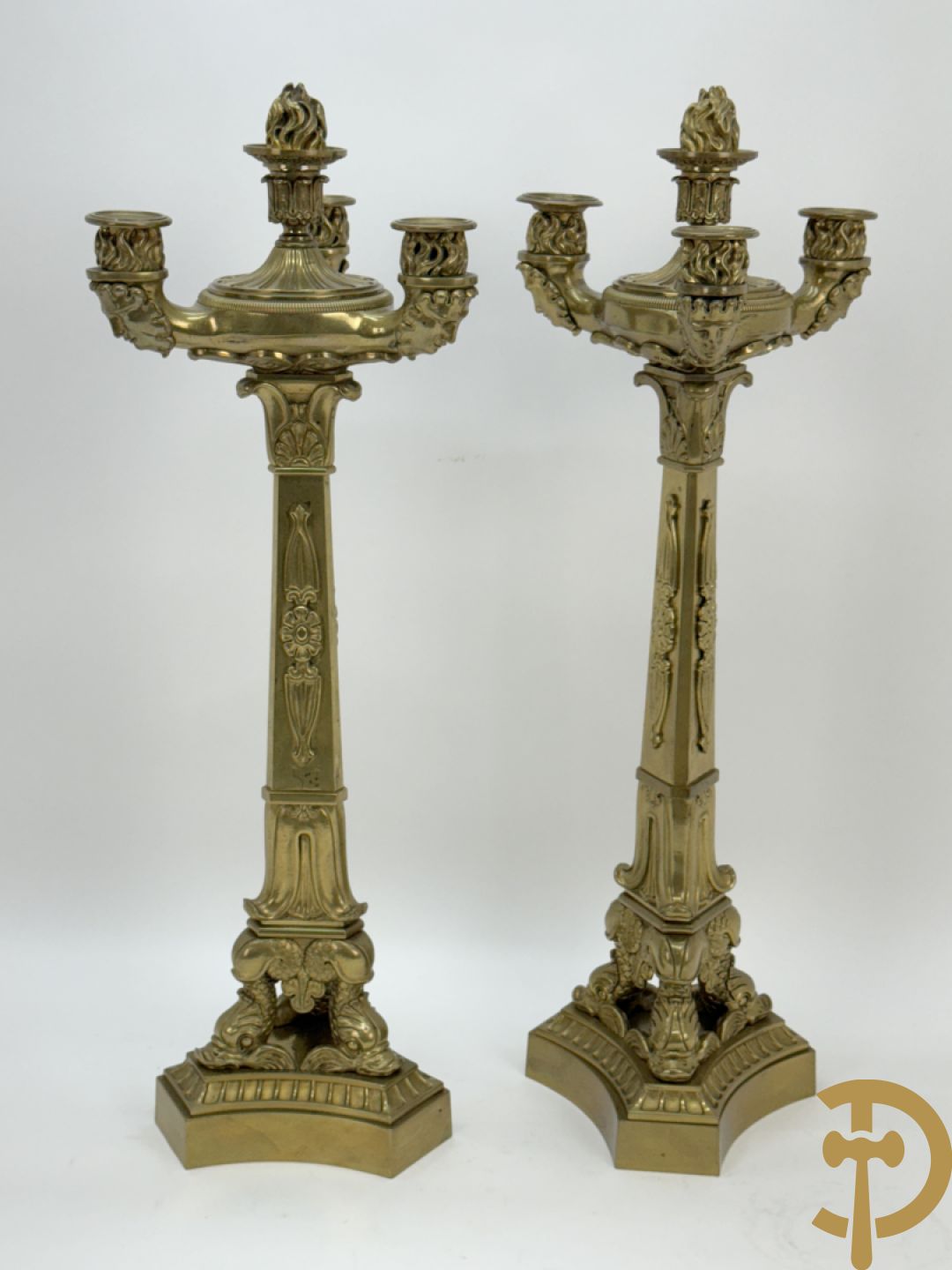 Paar bronzen 3-armige Empire kandelaars met flambeau bekroond