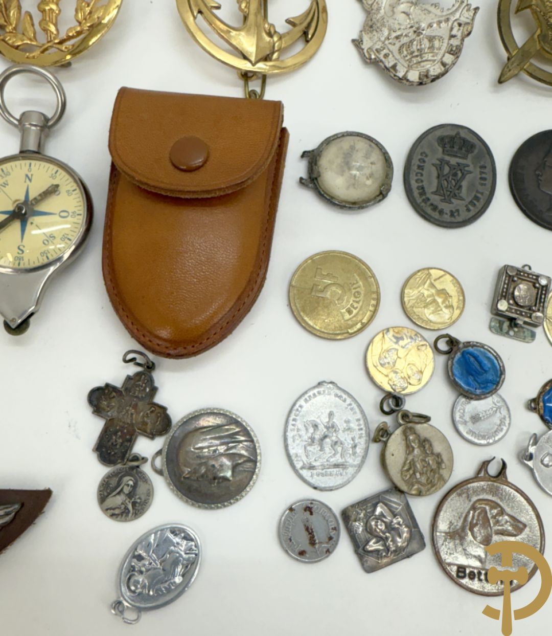 Lot insignes en medailles