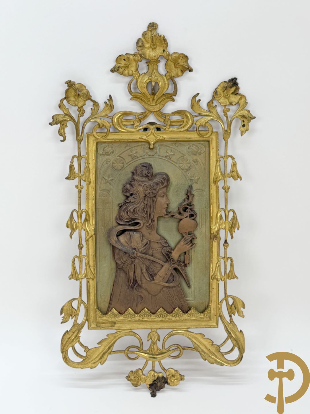 Paar vuurvergulde bronzen basreliefs met elegante dames en Jugendstil motieven