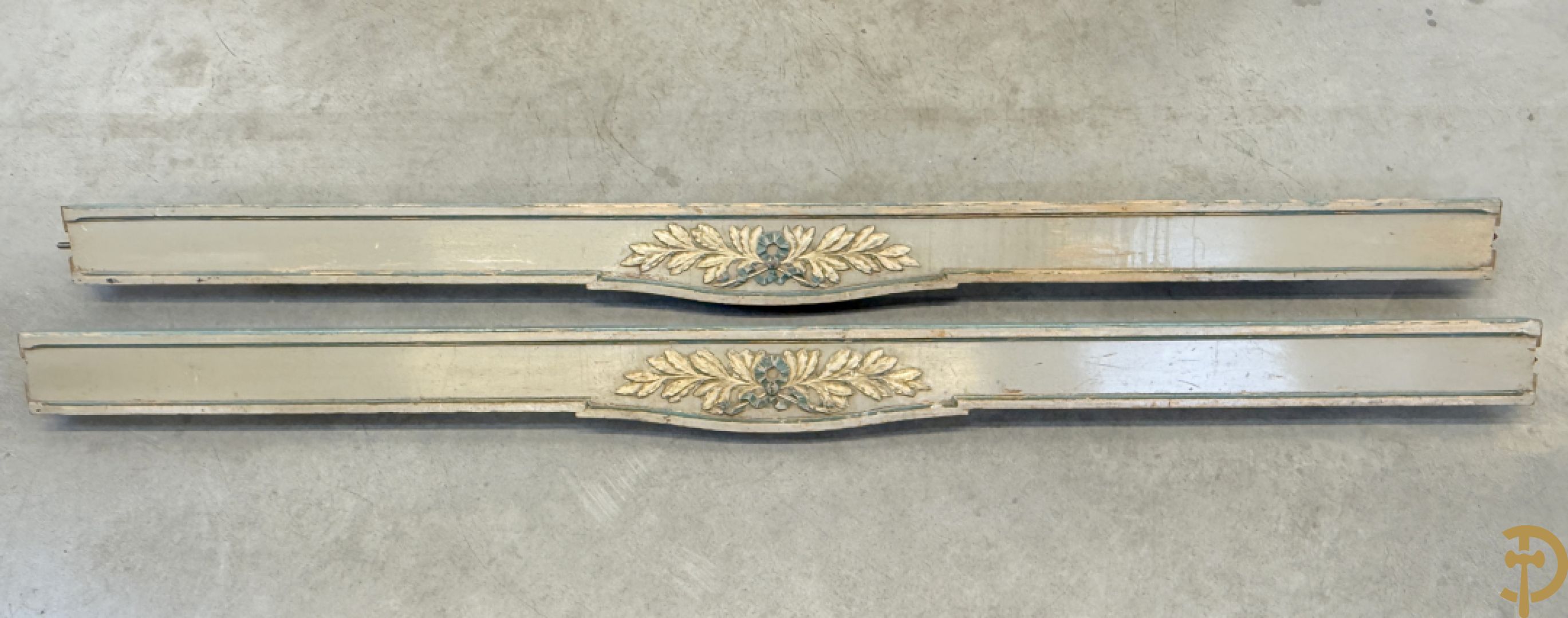 Gepatineerd Louis XVI bed met cannage en guirlandes + 2 muurconsoles met cannage en marmeren blad