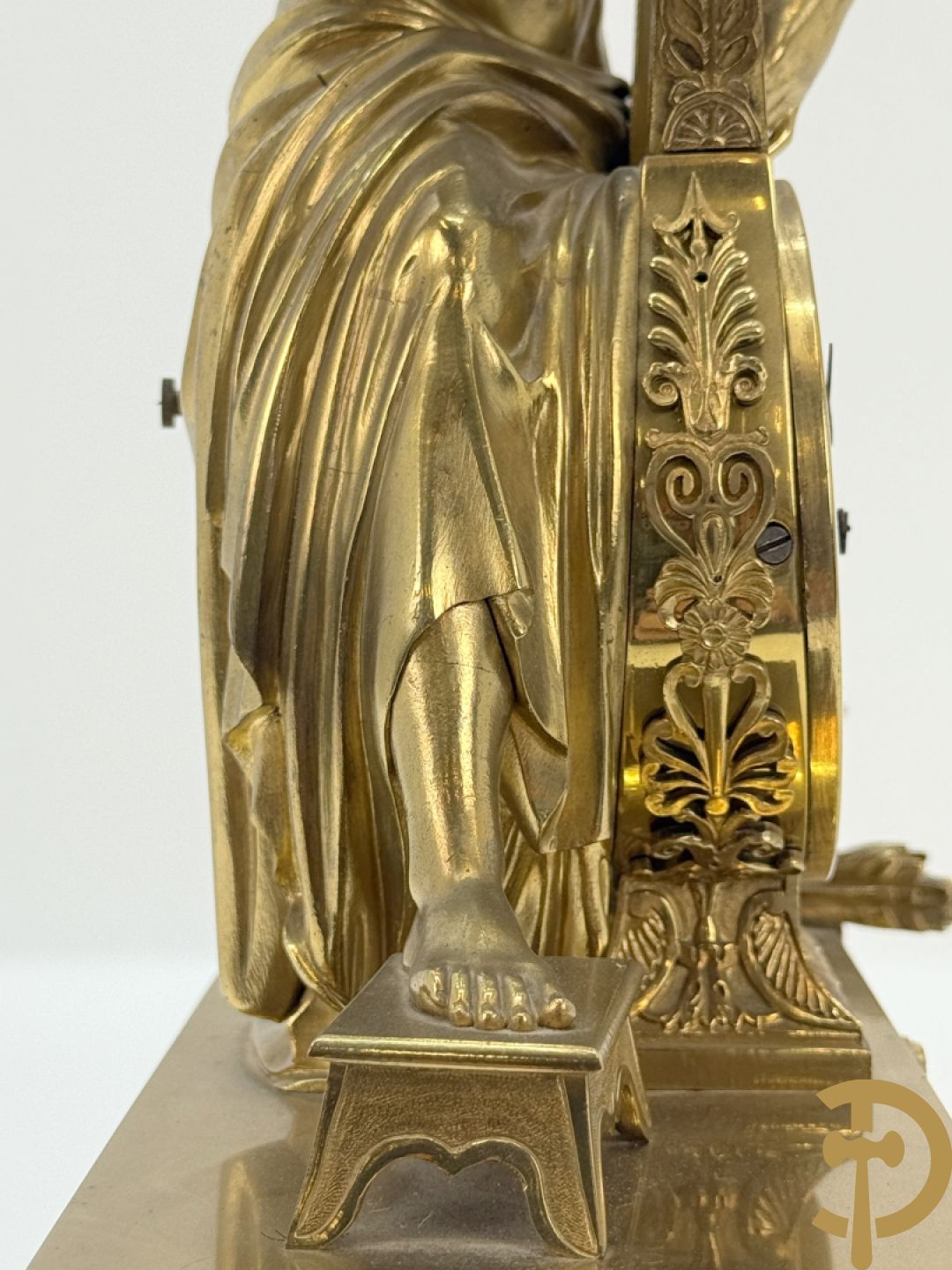 Vuurvergulde Franse bronzen Empire stijl pendule, harpvormige horloge met gevleugelde Griekse mythologische figuur, Erso die zijn lier bespeelt - Deniere et E. Mattelin, Fabricants de Bronze