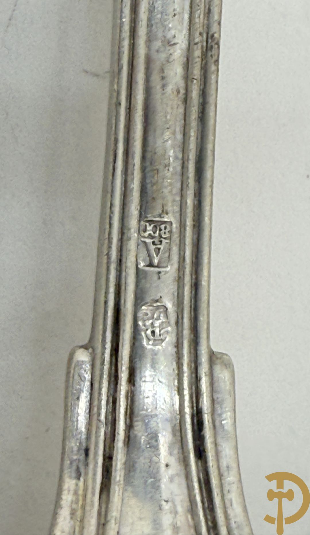 Massief zilveren bestek Louis Philippe model met initialen bestaande uit 13 soeplepels (853 gram), 9 vorken (657 gram), 3 dessertlepels (59 gram) en 1 pollepel (221 gram)