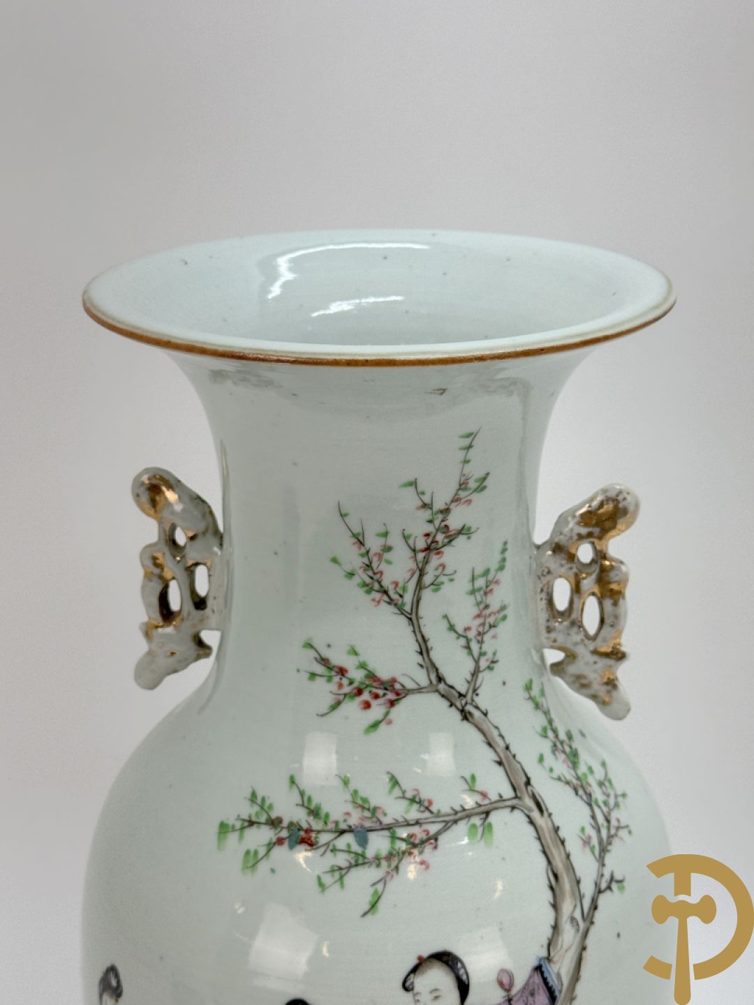 Chinese porseleinen vaas met decor van dames in landschap