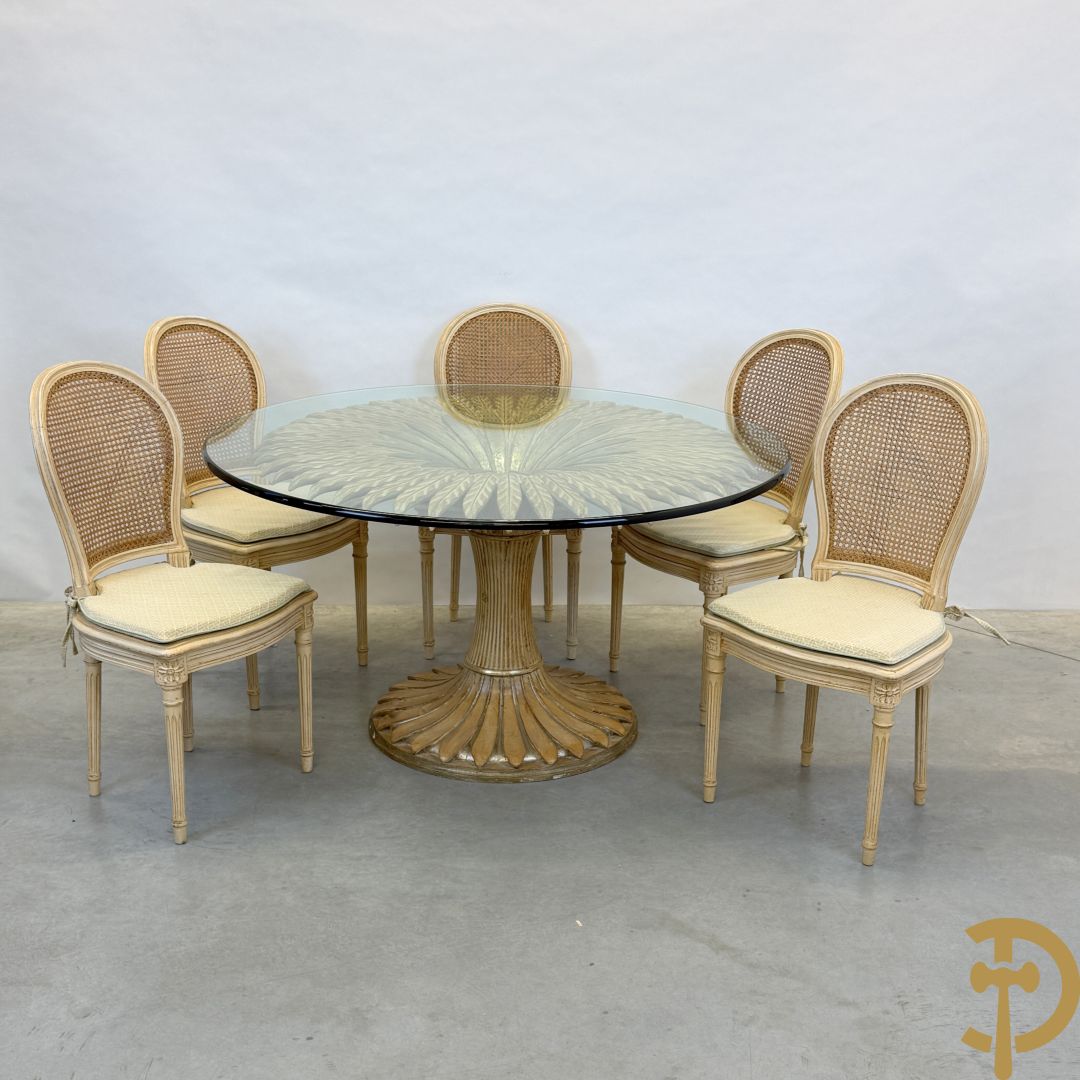 Ronde tafel met houtgesculpteerde korenaren, deels verguld, en glazen blad + 5 bijhorende Louis XVI stoelen met gecanneerde rug en zitting