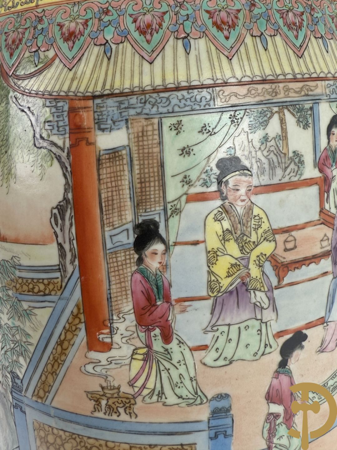 Chinese porseleinen vaas met geanimeerd decor van dames in tempels en landschap - omgebouwd als lampadaire