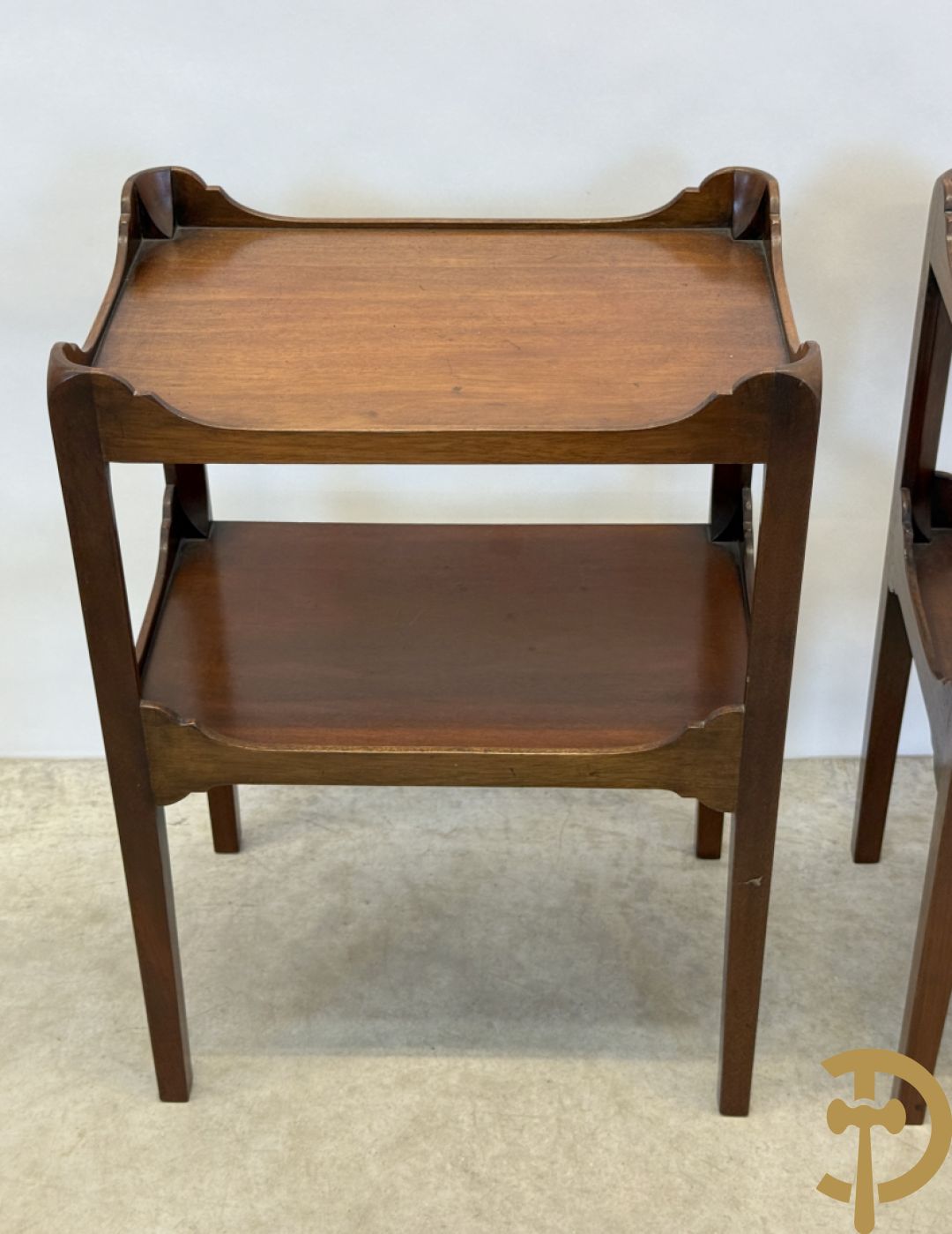 Paar Engelse notelaren bijzettafels + notelaren cakestand + notelaren salontafel met leder bekleed