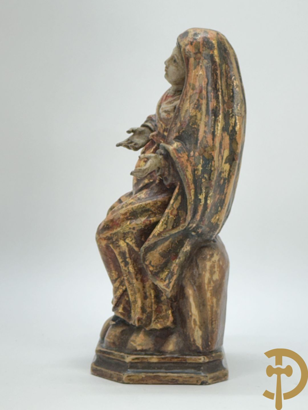 Gepolychromeerde houtsculptuur van zittende dame