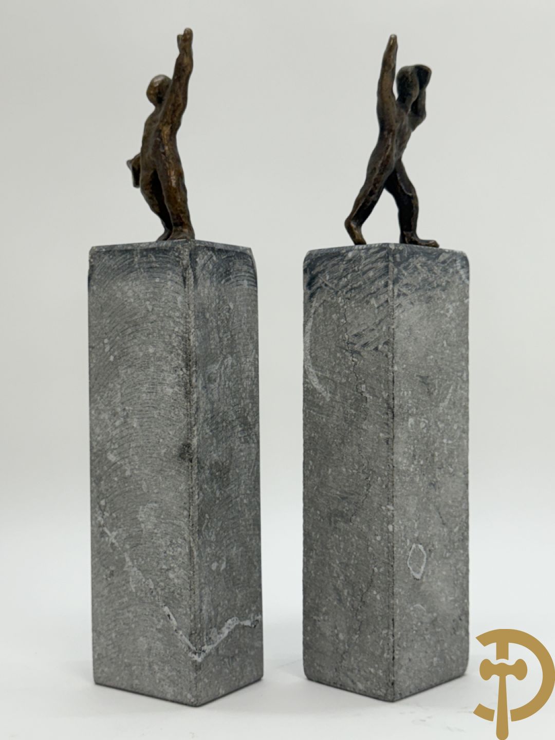 MEAN Fr. getekend (Francis) Paar bronzen sculpturen op arduinen sokkel