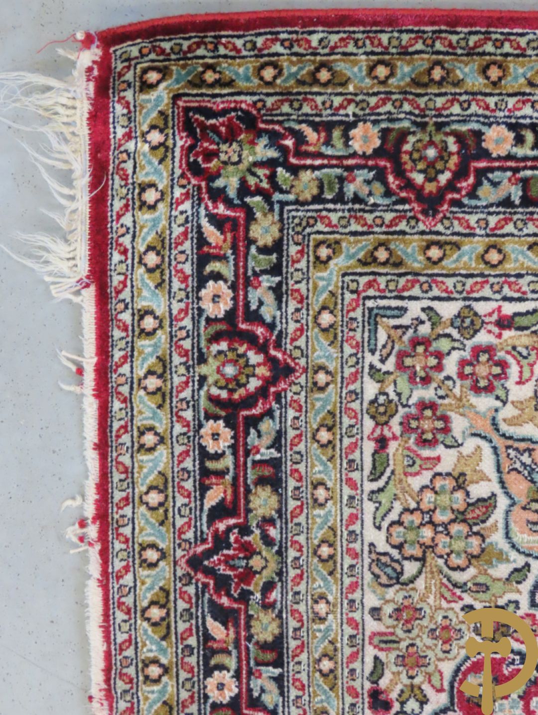 Oosters handgeknoopt tapijt met bloemenmotieven + Oosters handgeknoopt tapijt met geometrische motieven + Oosters handgeknoopt zijden tapijt met centrale fond en bloemenmotieven