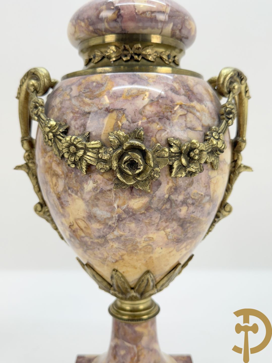 Paar marmeren cassolettes bezet met bronzen bloemenguirlandes