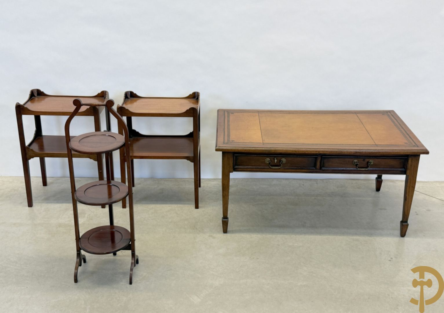 Paar Engelse notelaren bijzettafels + notelaren cakestand + notelaren salontafel met leder bekleed